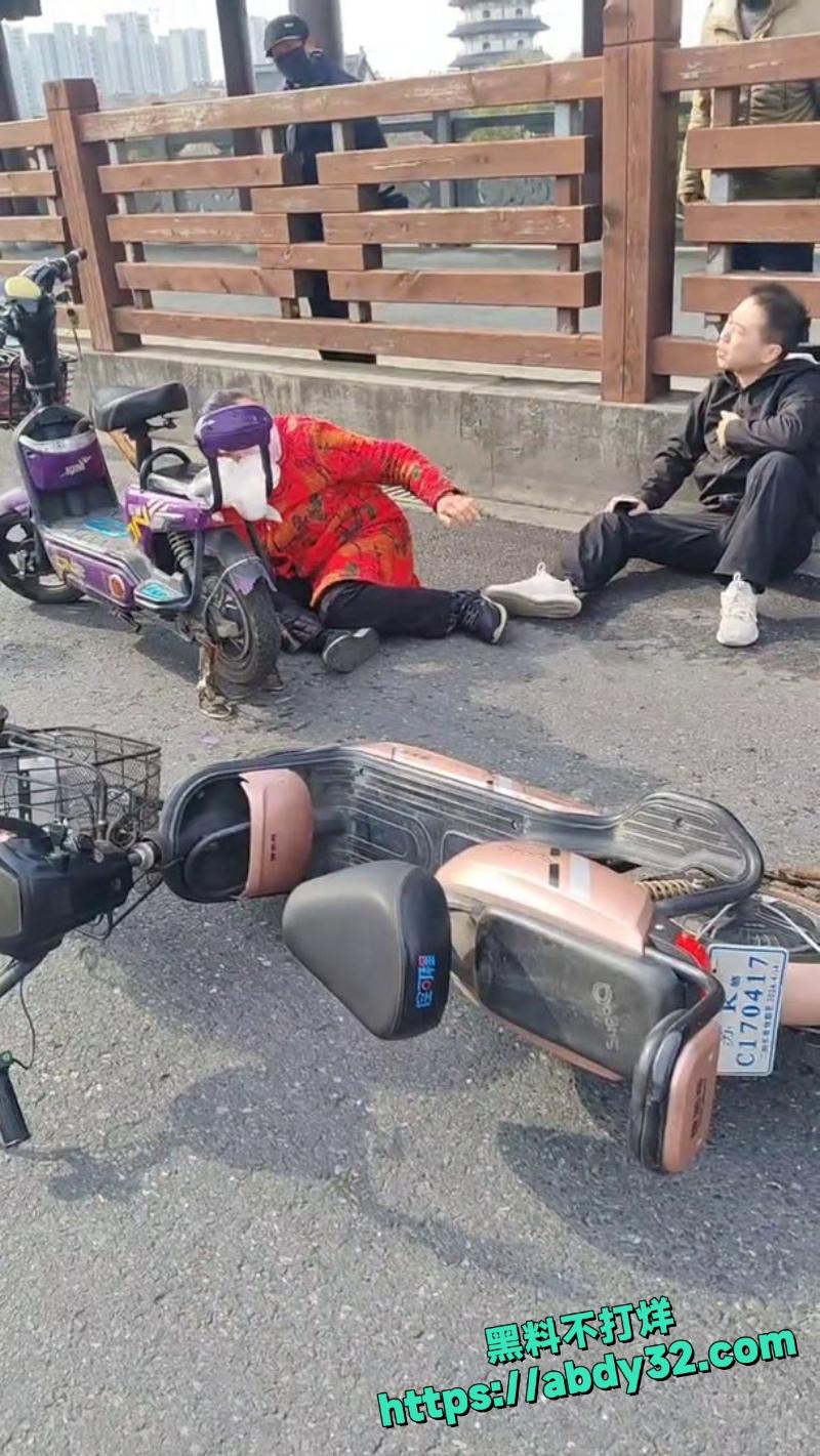 年轻男子追尾老人起争执3