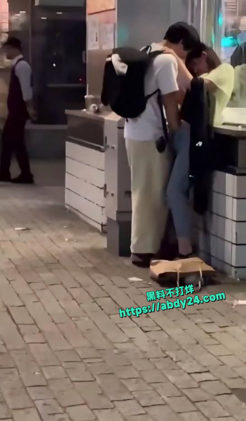 日本涩谷街头小情侣当街热吻3