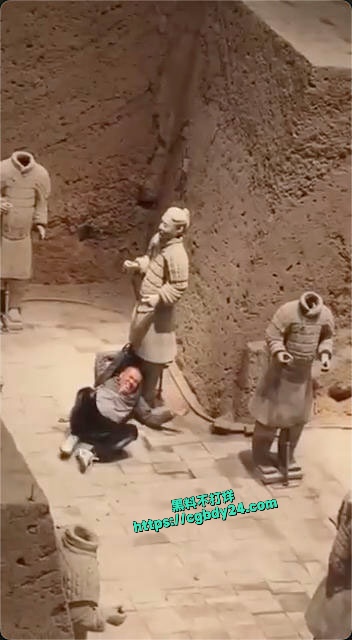 兵马俑三号坑一男子跳下去毁坏兵马俑2