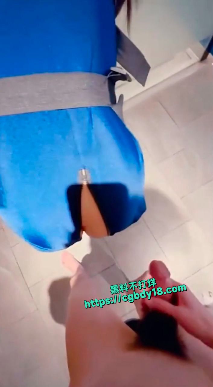 哄骗妹妹闺蜜出来逛街买衣服 接着带回酒店穿上制服调教4