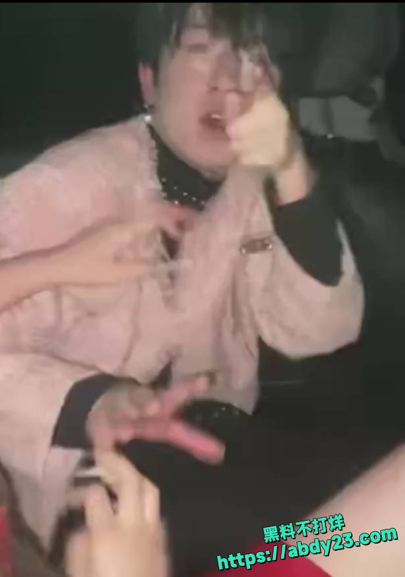 武汉红裙子女生怒怼男友5