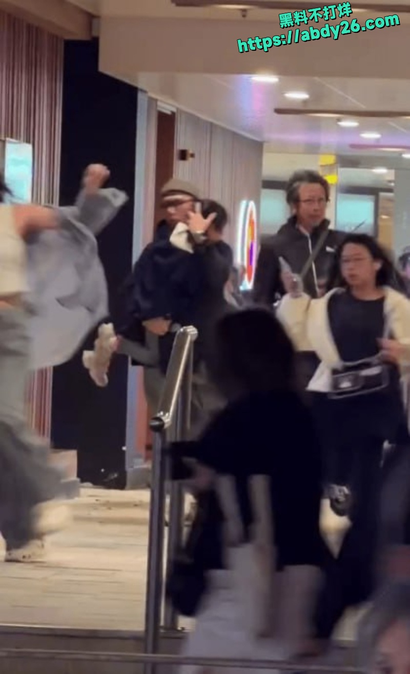 屯门市广场男子持刀挟持人质 5