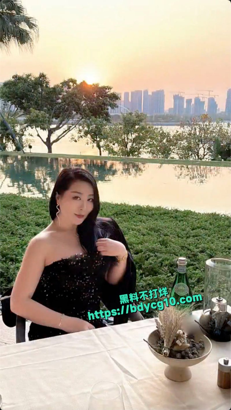 快手网红享受生活的子饶姐和猛男黑人XO性爱裸舞泄密流出2