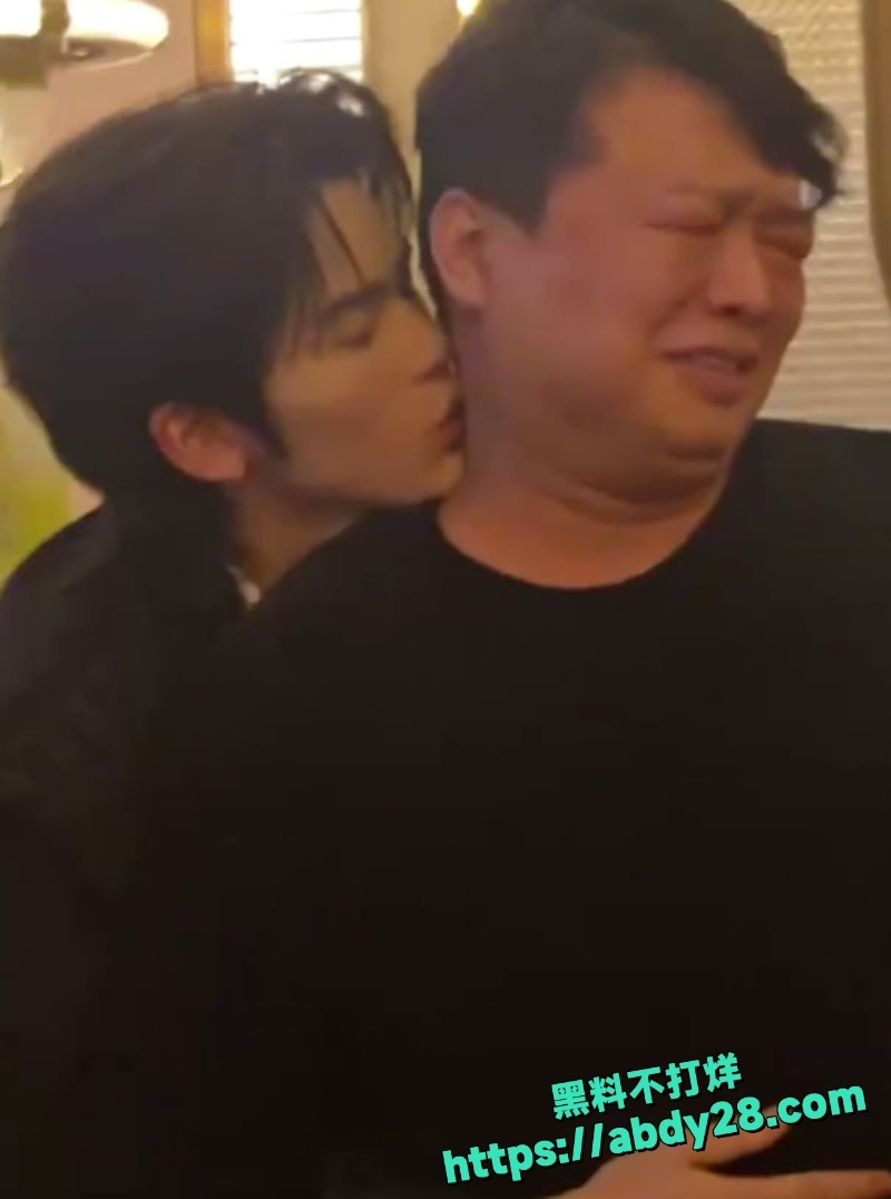 基佬帅哥抱着大爷狂亲曝光4