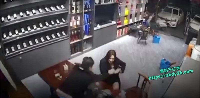 店里偷情被原配抓奸3