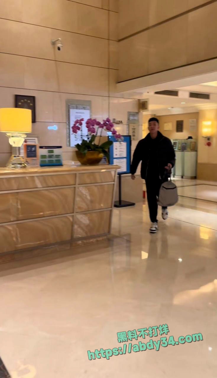 北京CBA男篮球员廖三宁劈腿 42