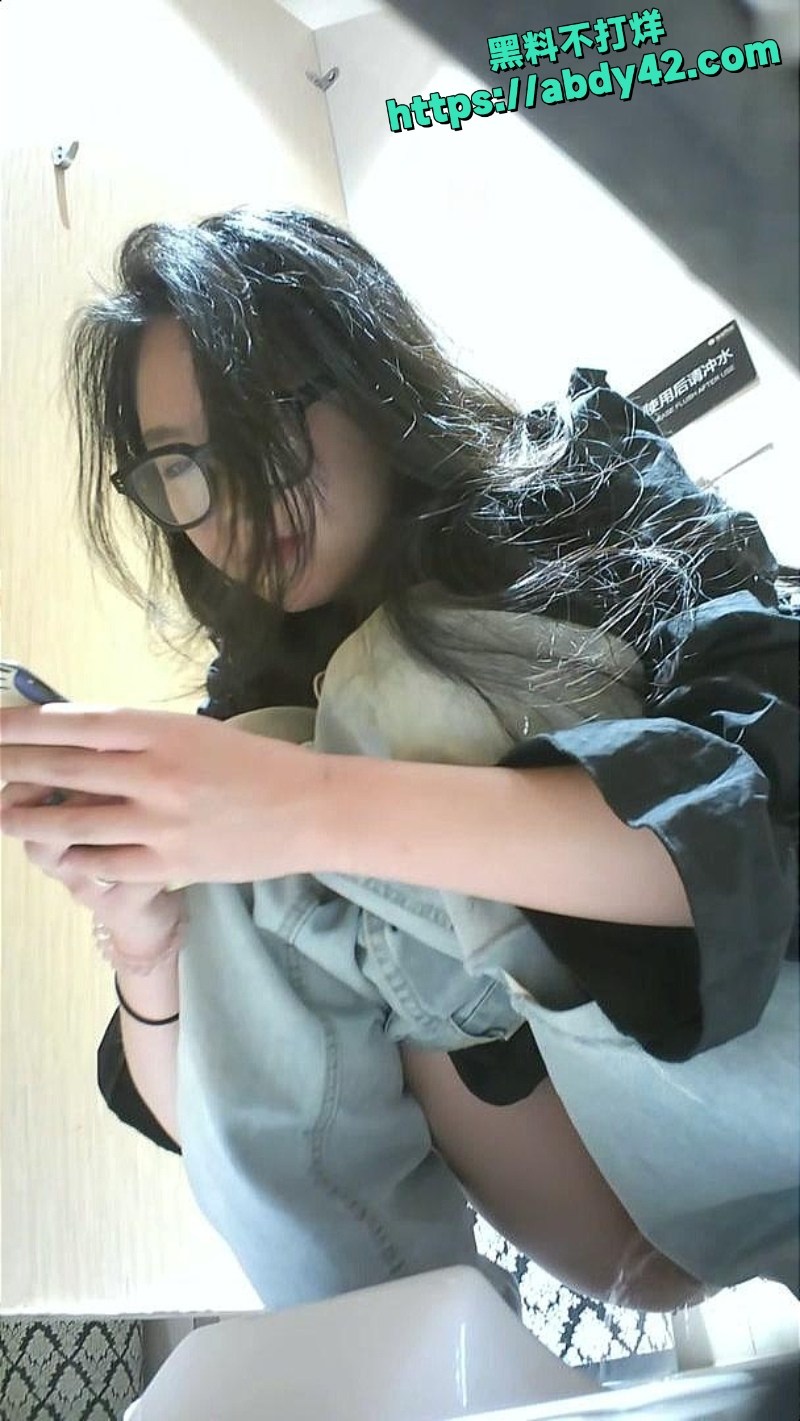 高颜值国产美女厕所私密尿尿曝光4