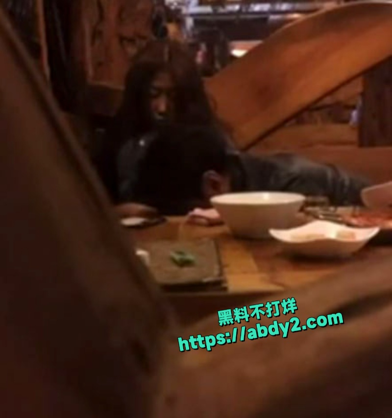 小情侣餐厅忘我激吻逐渐疯狂 3
