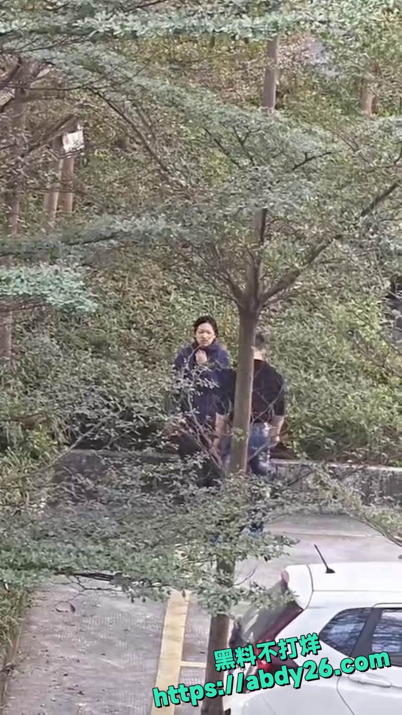 男子情绪失控打女人为项链5