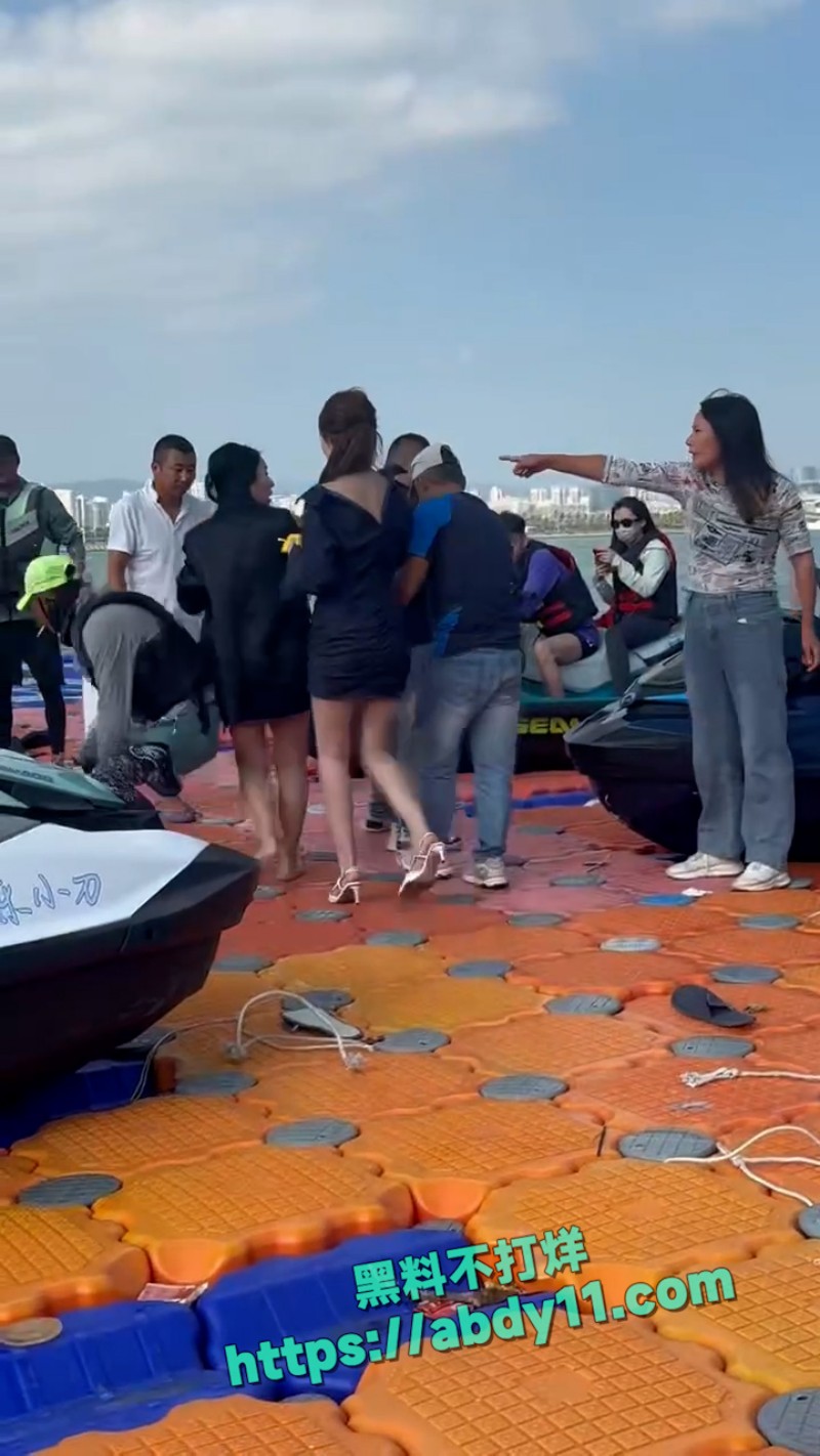 海南三亚钟情会所海边女人打架 6