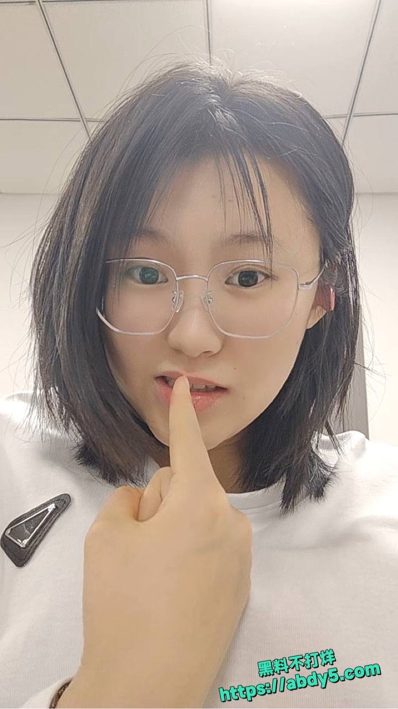 武汉周霁云公司偷情私拍4