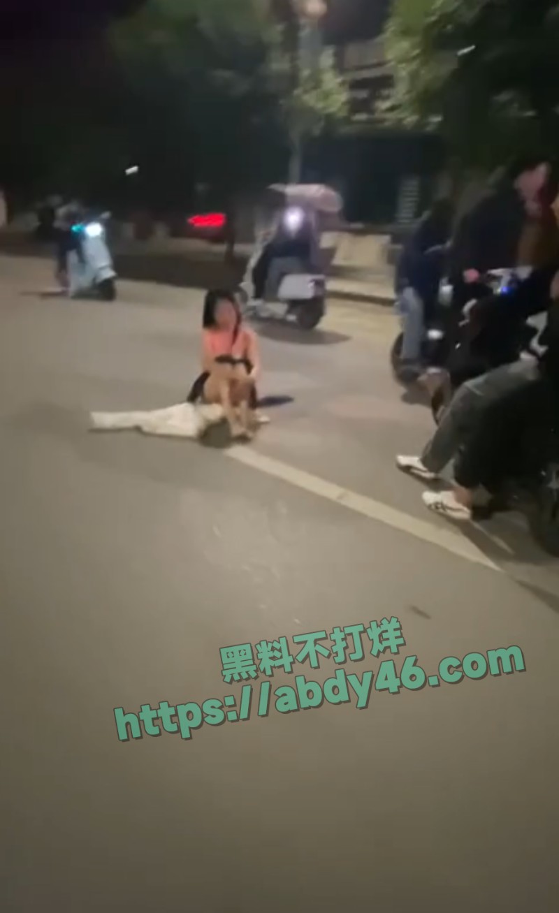 广西街头惊现裸奔女子01