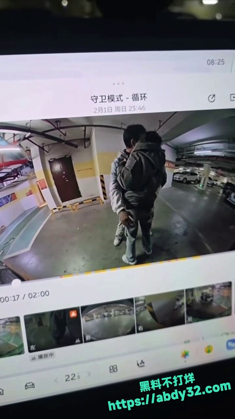 男同情侣电车旁激情热吻视频2