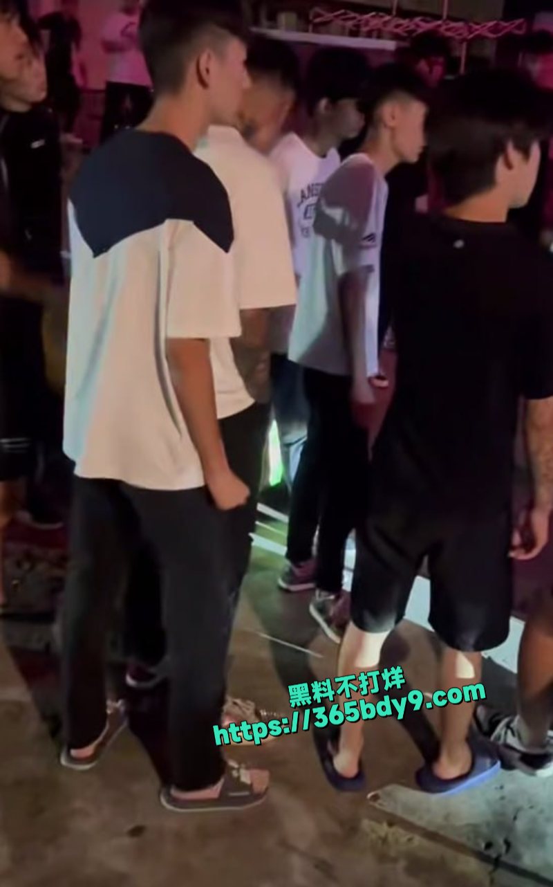 山东郯城宇大步行街精神小伙约架现场4