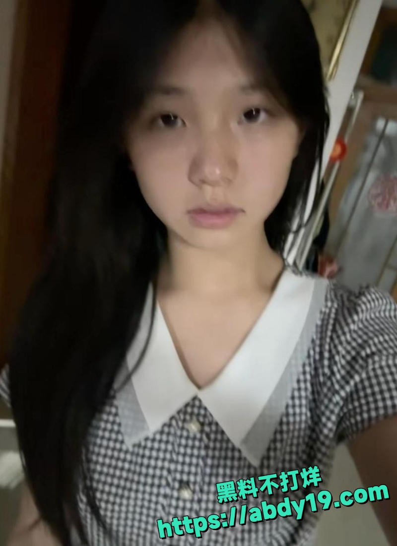 女大学生给金主口交视频 8