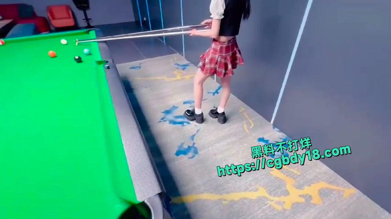 哥哥约亲妹打台球 台球桌上就直接操了亲妹的白虎嫩穴1