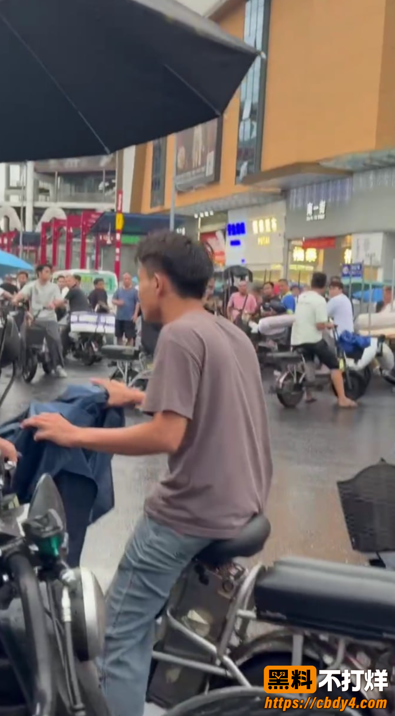 两男子雨天街头打架事件 6