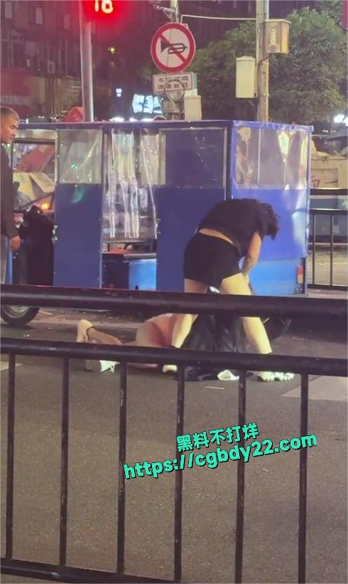 温州龙湾永中路原配当街暴打小三无码版3