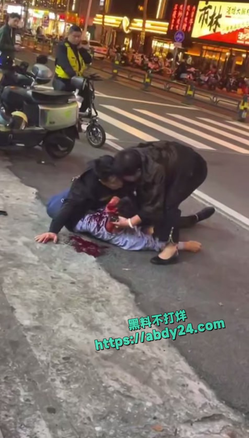 街头两男子倒地头破血流1