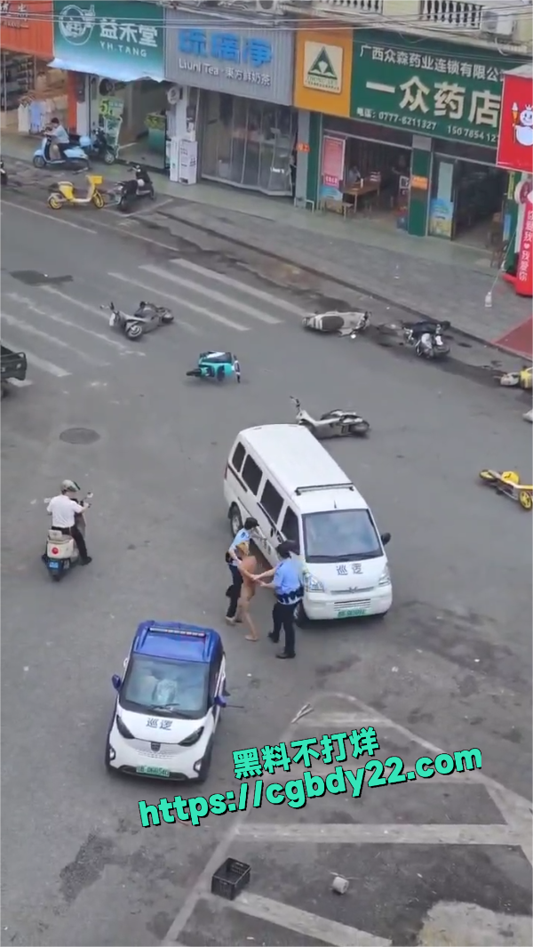 裸男砸警车3