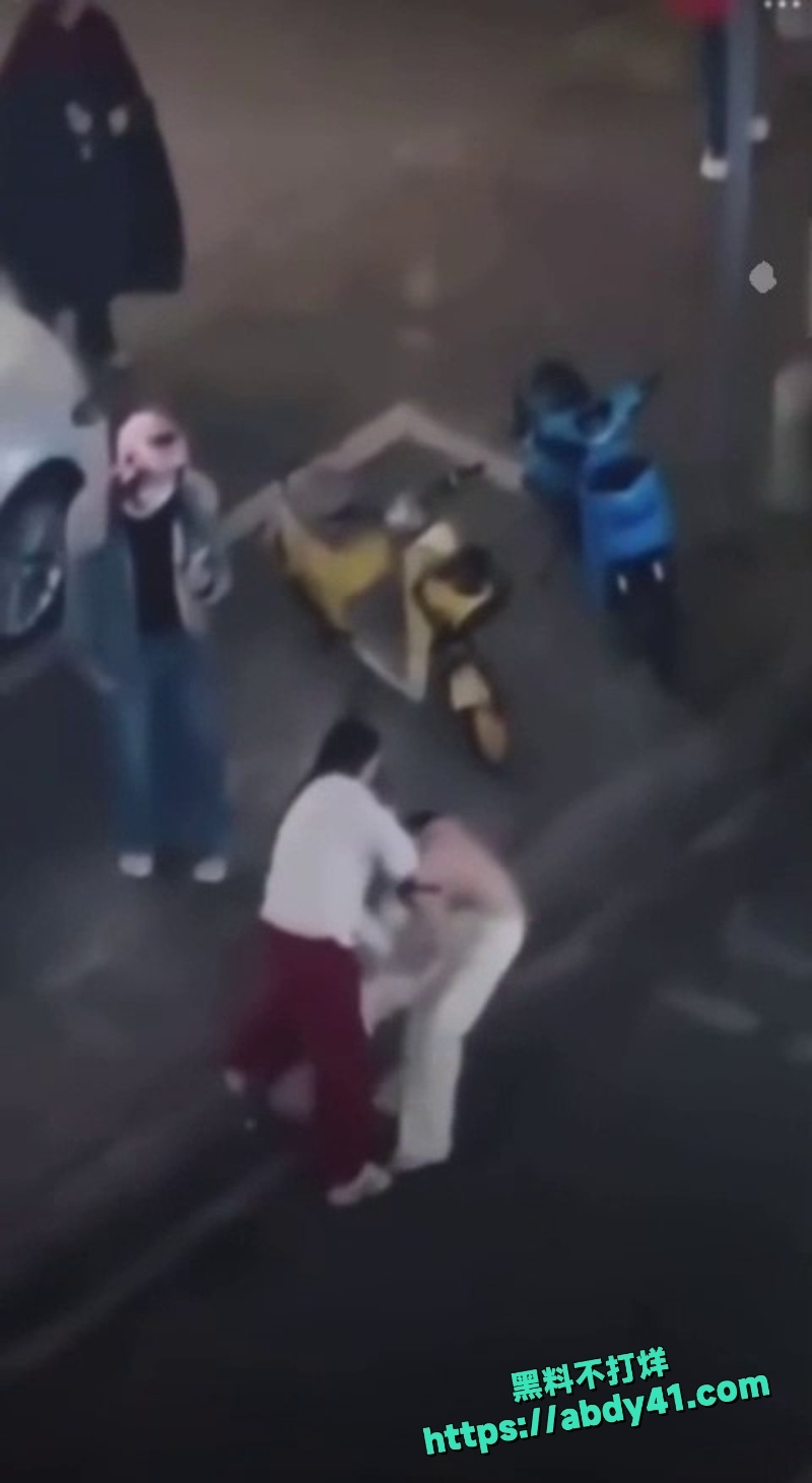 潭万豪街头抓小三衣服撕尽 1