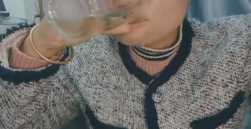 重口味介意勿进 微胖少妇自产自销 热尿杯杯畅饮 眉毛都不皱一下