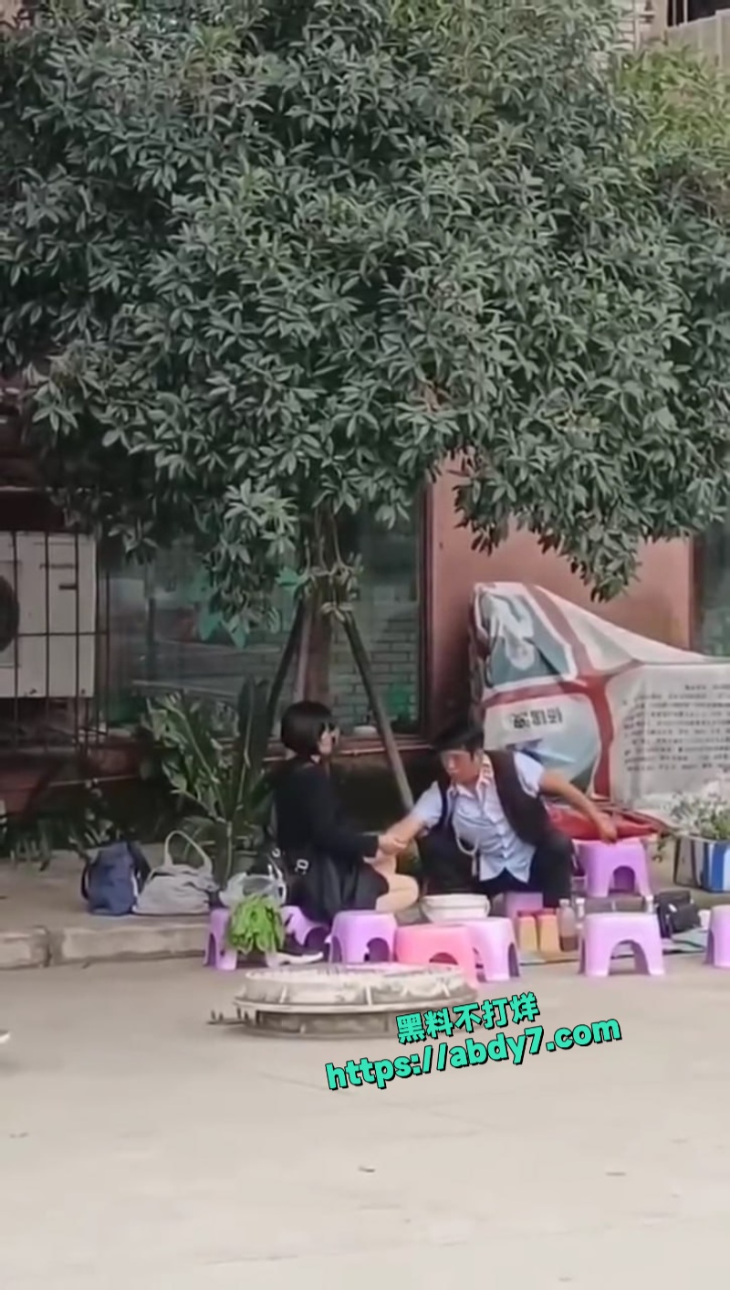 公园惊现奇葩算卦老神仙摸逼揉胸就知福祸吉凶 6