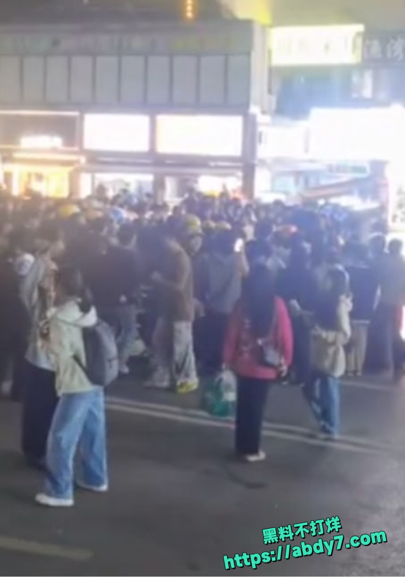 湖南大学章鱼小丸子奶奶被两女子砸摊大战 5