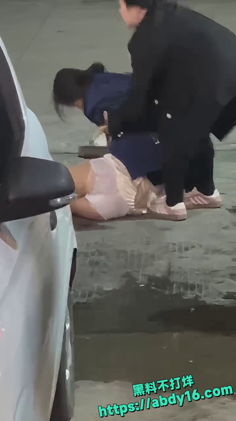 原配街头暴打小三撕衣5