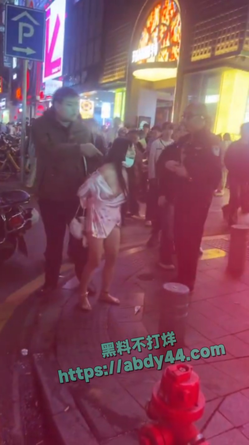 长沙一女子当街裸露5