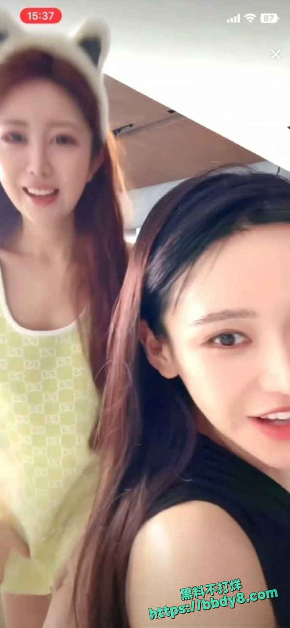 美女主播弯腰无意露了乳头4