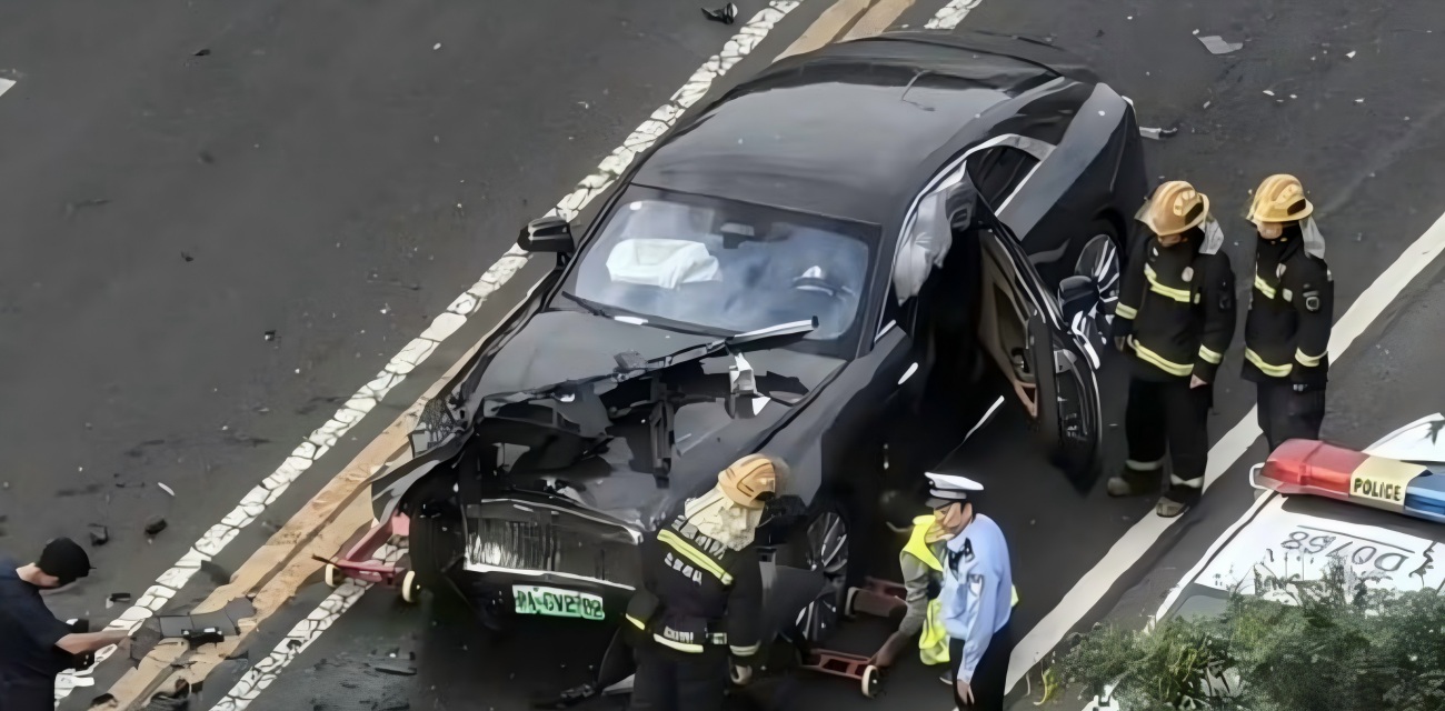 抖音网红陈震 六百万劳斯莱斯撞飞白车 逆行没保险 维修费百万起
