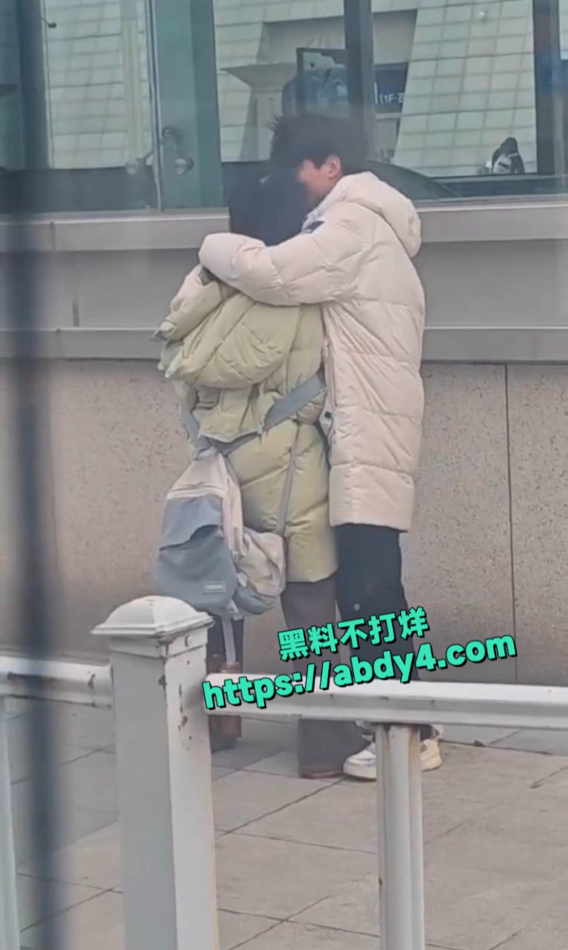 小情侣分别之际大庭广众开始抠起来3