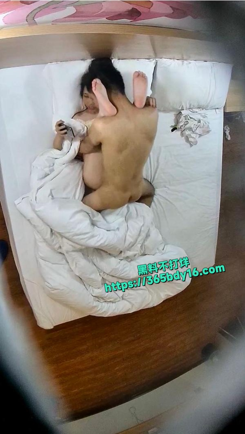 安防酒店近视角偷拍丸子头少妇偷情年轻小伙4