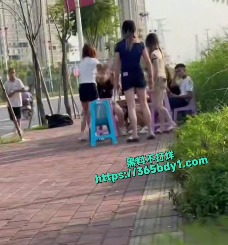 精神小妹啤酒瓶砸人3