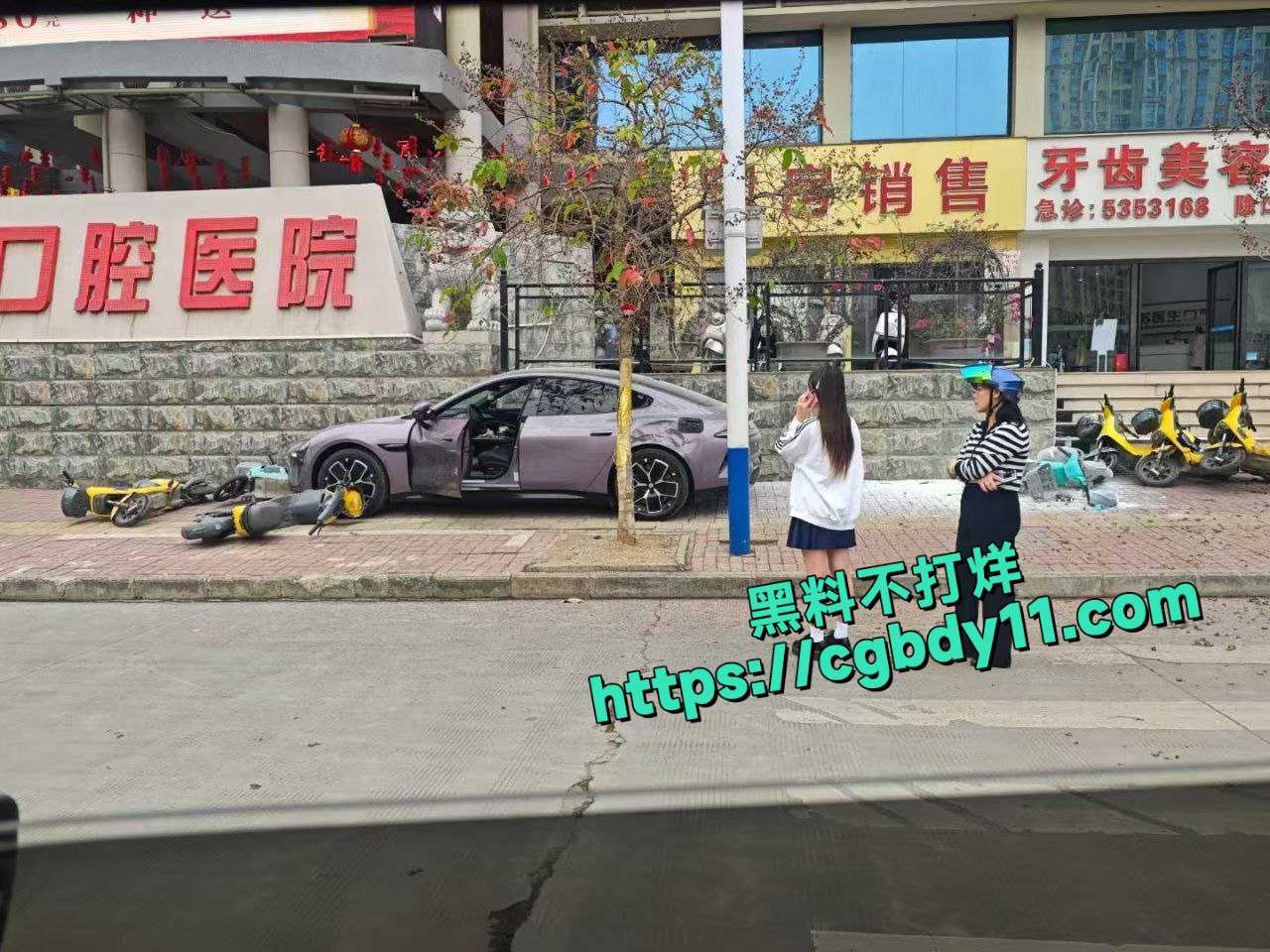 女司机技术真差，可惜了小米su75.jpg
