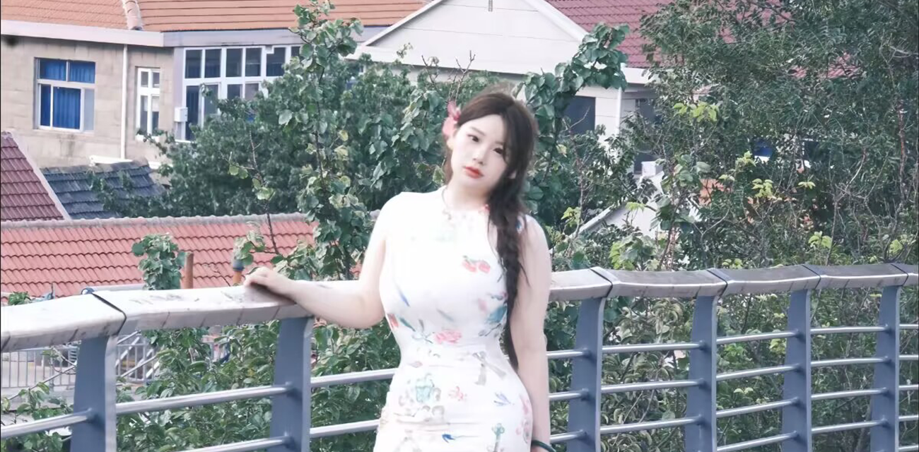 美女身穿紧身黑连衣裙被cm大屌后入撑满肥臀 抽插间鸡巴上沾满白色淫浆