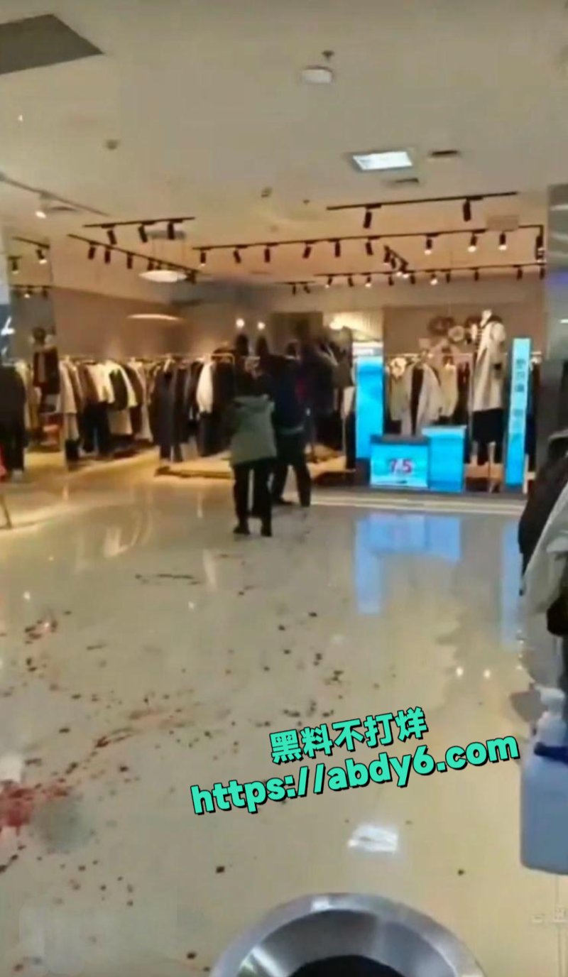 河南许昌胖东来时代广场一楼发生疑似持刀伤人事件3