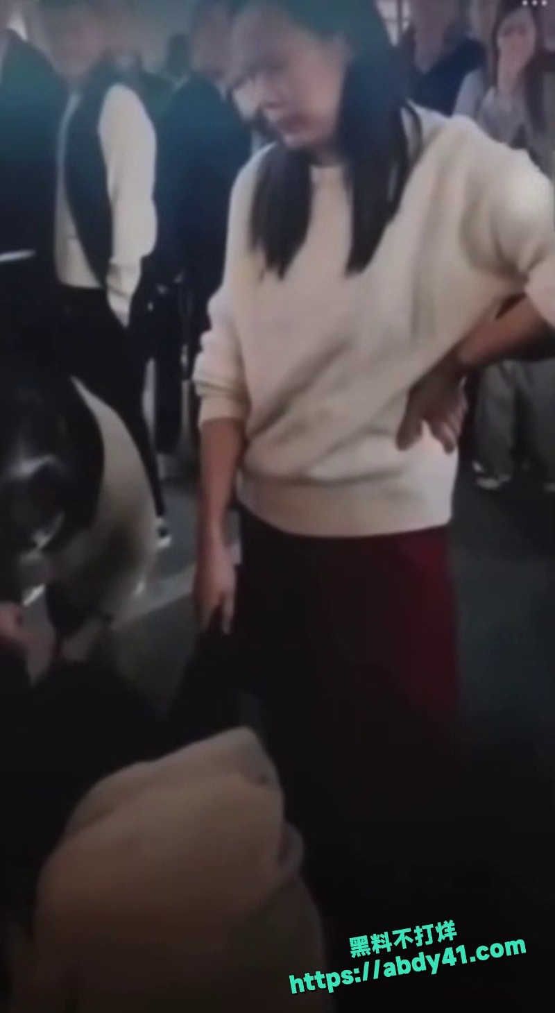 潭万豪街头抓小三衣服撕尽 5