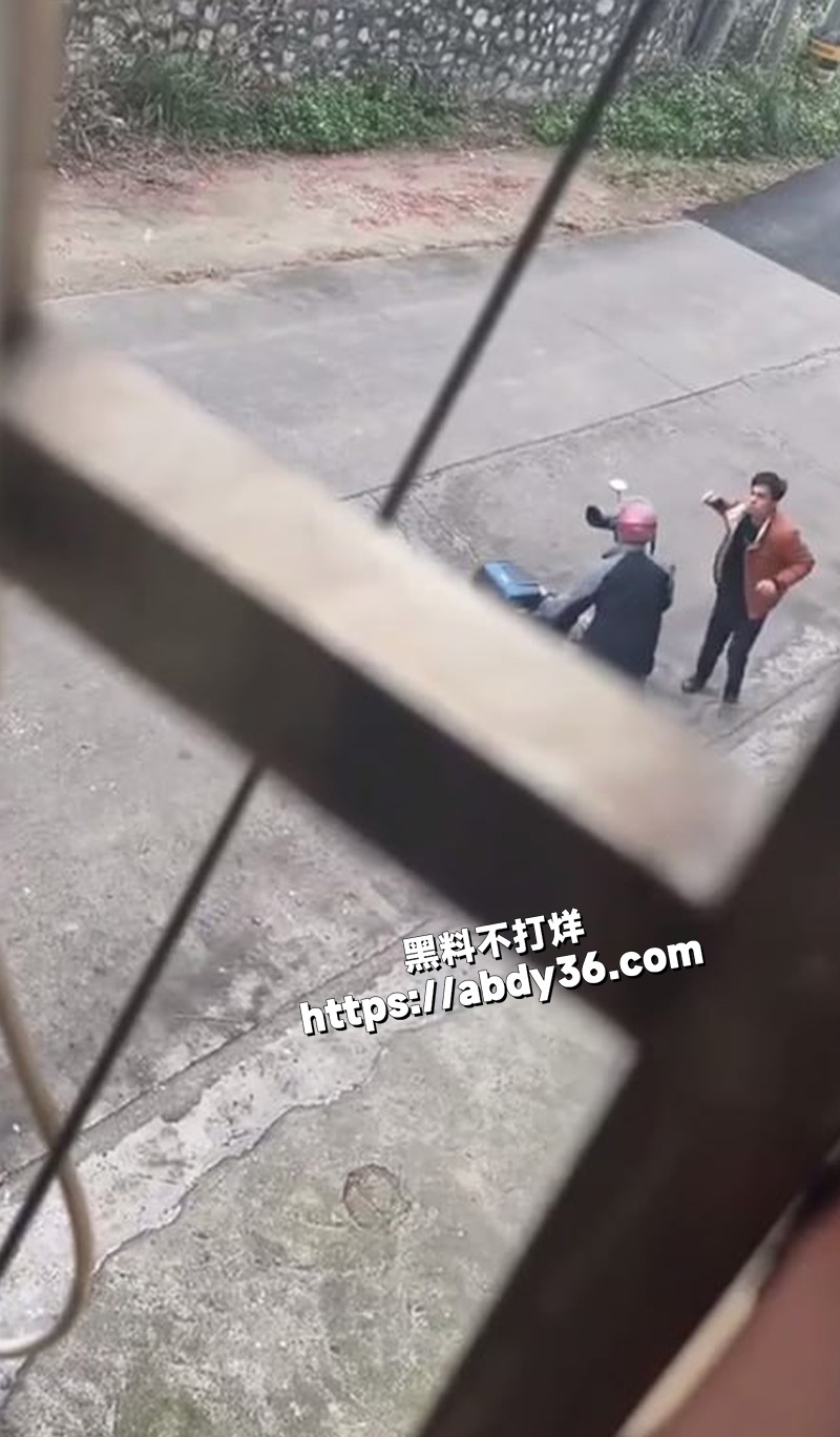 路怒症小伙大发神经.jpg2
