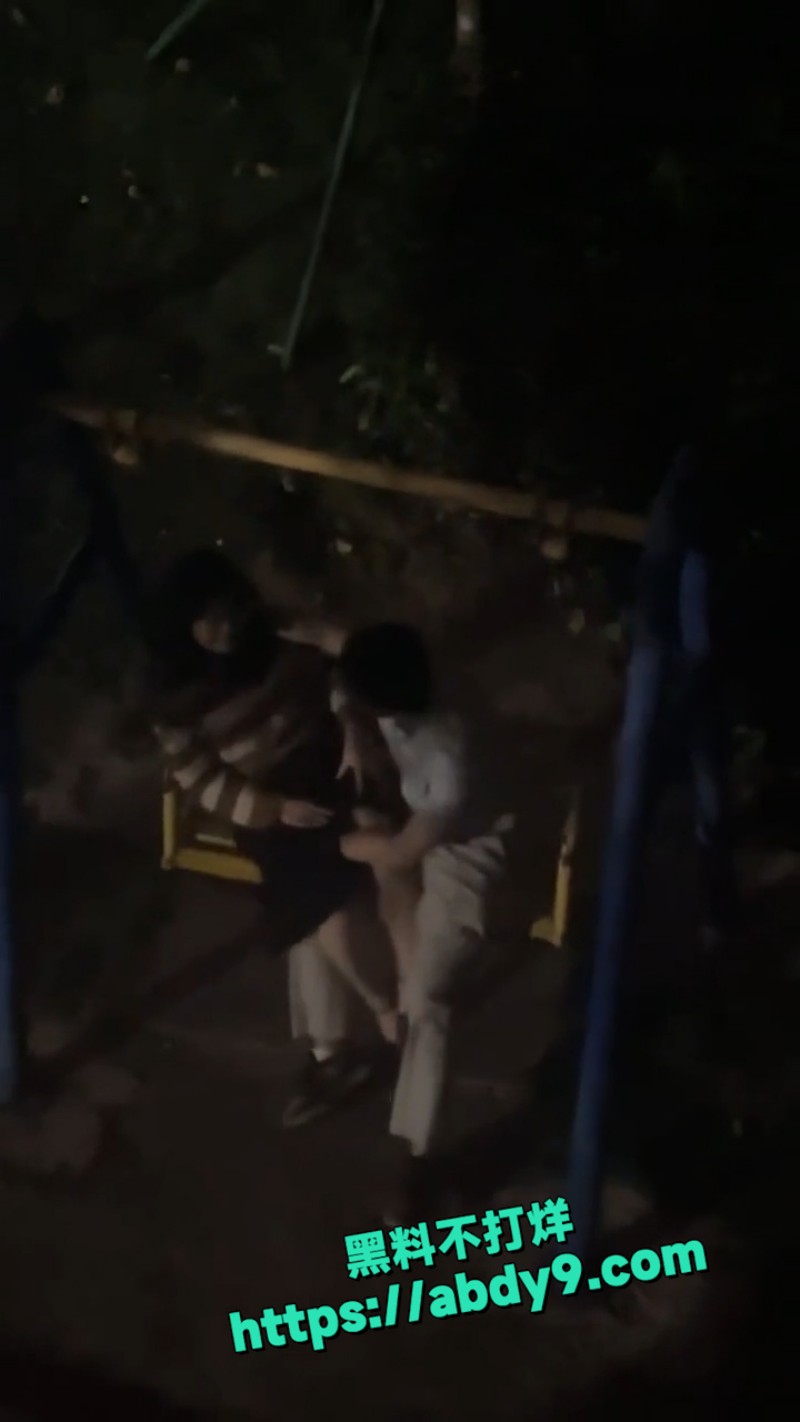 小情侣半夜在学校角落幽会 3