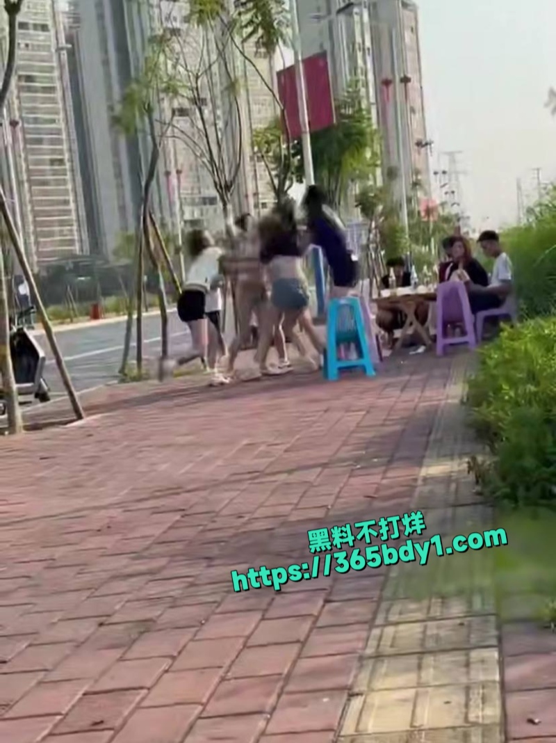 精神小妹啤酒瓶砸人