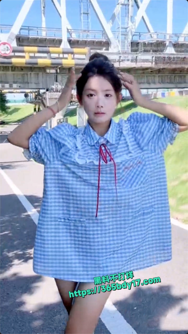 抖音清纯女大萝莉蜡笔小憨憨真空直播走光 4