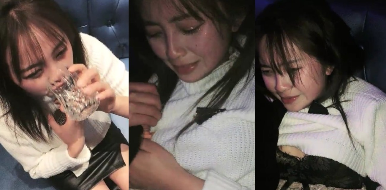 极品圆脸可爱妹依依跟炮友KTV包厢性爱直播 小美女边唱情歌边被后入猛操 翘臀奶子淫荡对白
