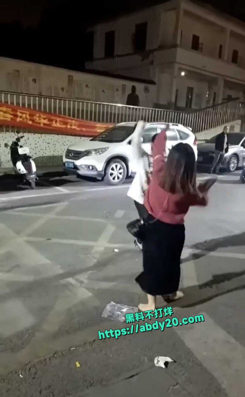 广西忻城街头原配大战小三 3