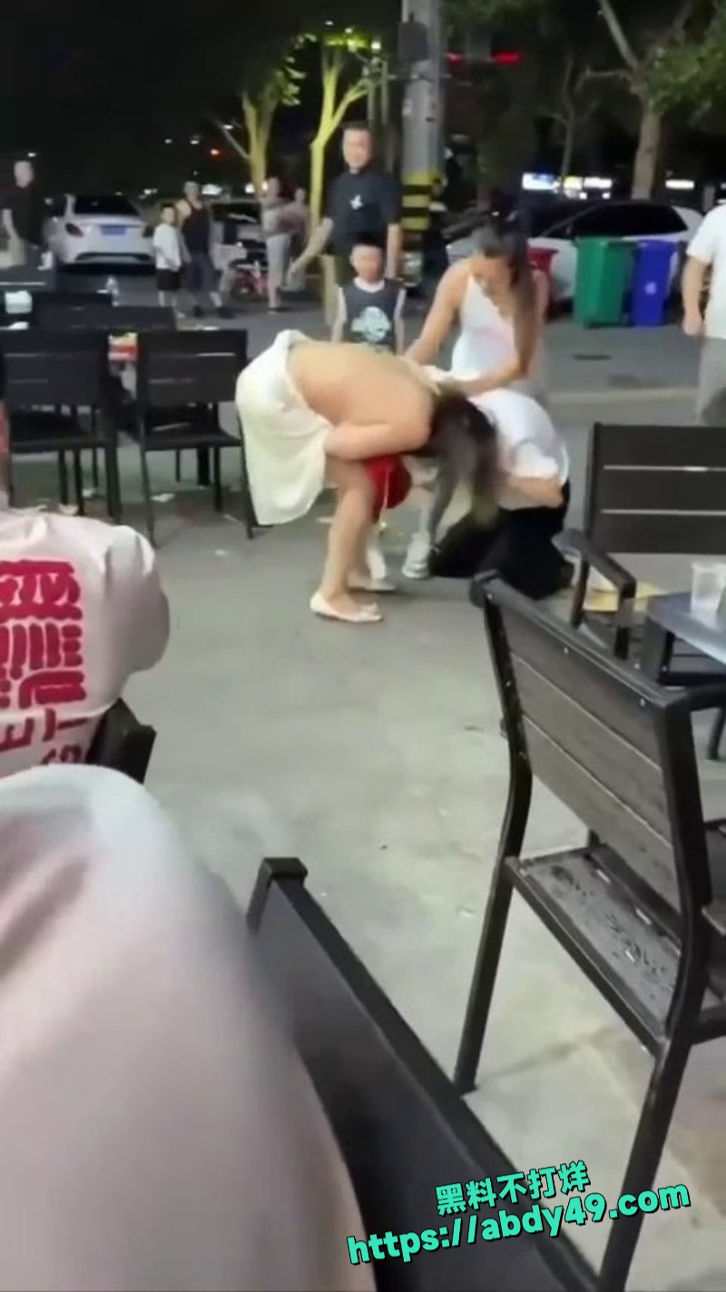 姐妹打架 衣服全被扯掉 1