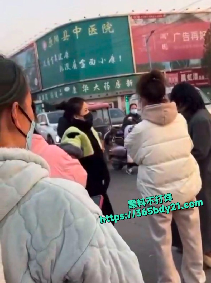 原配街头手撕小三现场曝光头发被剪当众社死 7