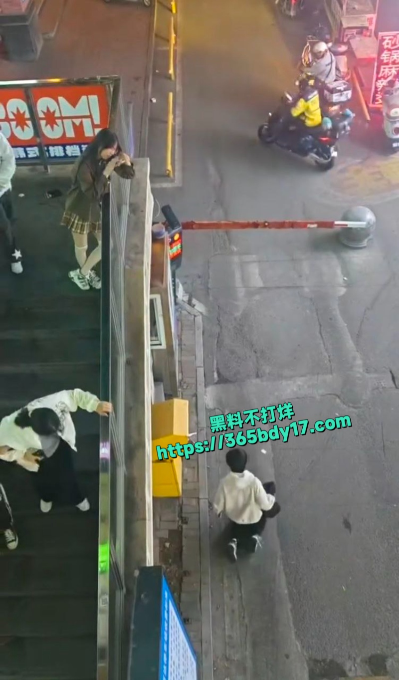 吉林四平市一男子被女友调教跪地移动6