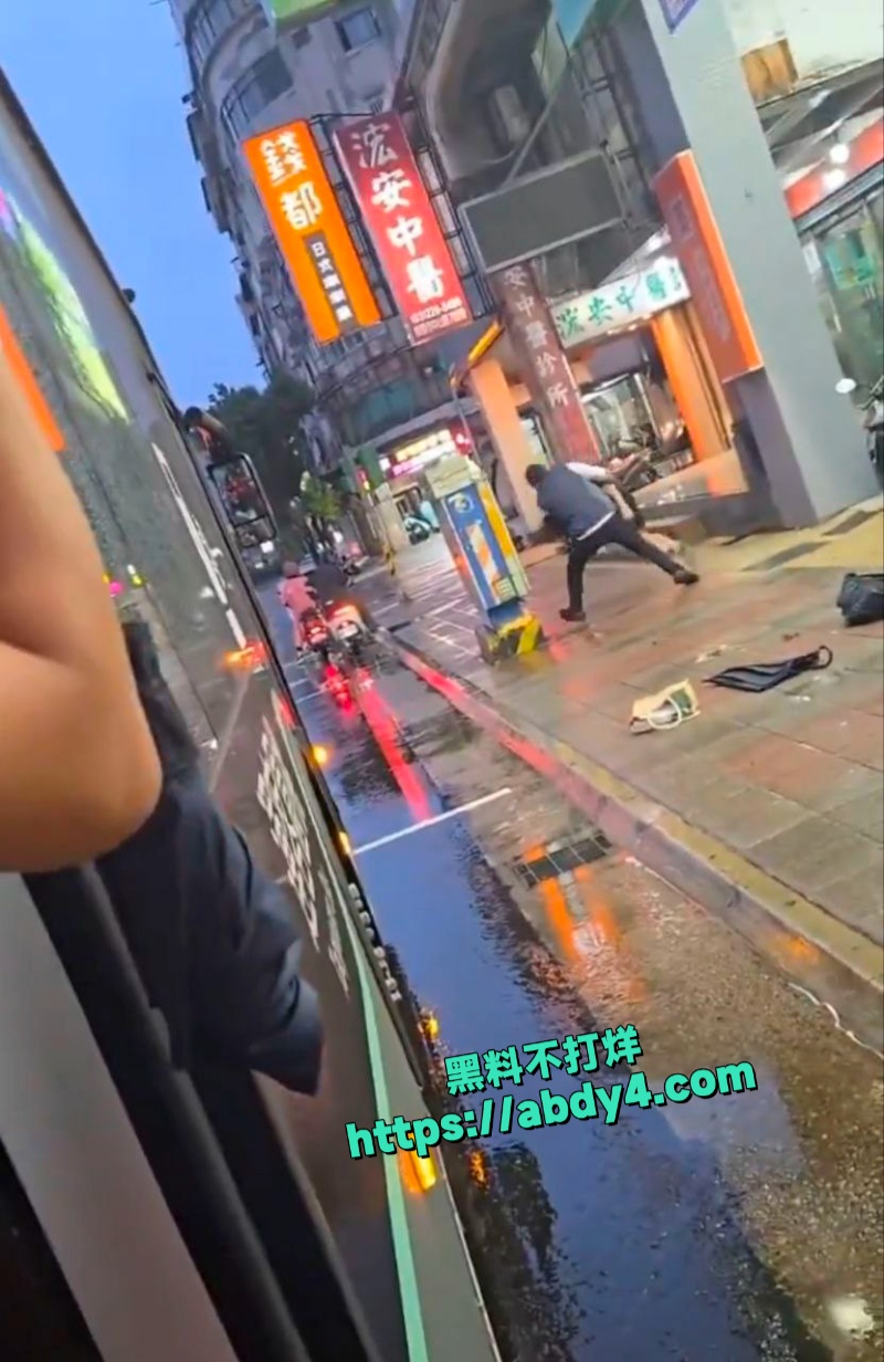 桃园中山突发一货车司机与高中生互殴 1