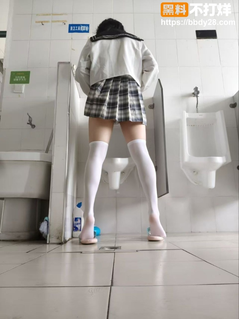 伪娘厕所上厕所被拍 3